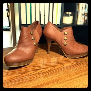 Slip on heeled boots, comfortable
